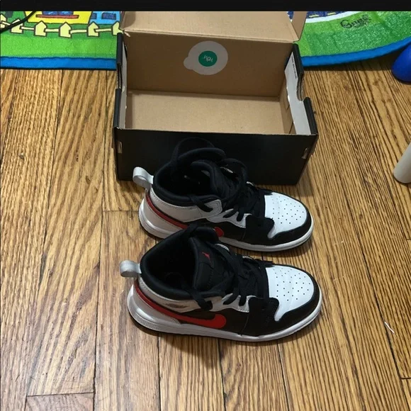 Jordan | Shoes | Im Selling Them Because They Doesnt Fit My  display picture 1